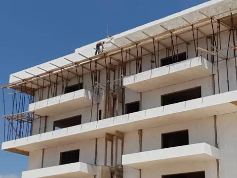 مبنى سكني بشرفات خلال الإنشاء