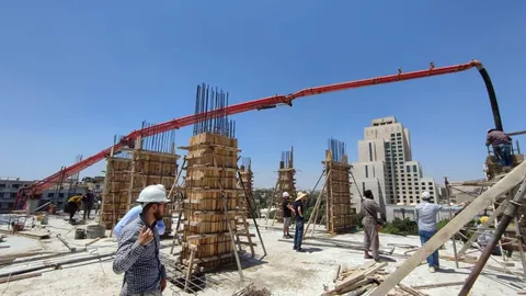صب الخرسانة في موقع بناء